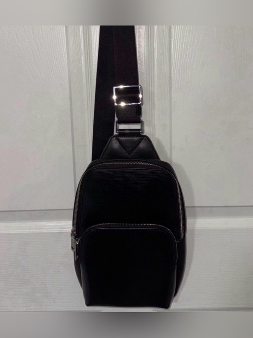 Maverick & Co. Noah Classic Sling Bag. - Picture 1 of 9